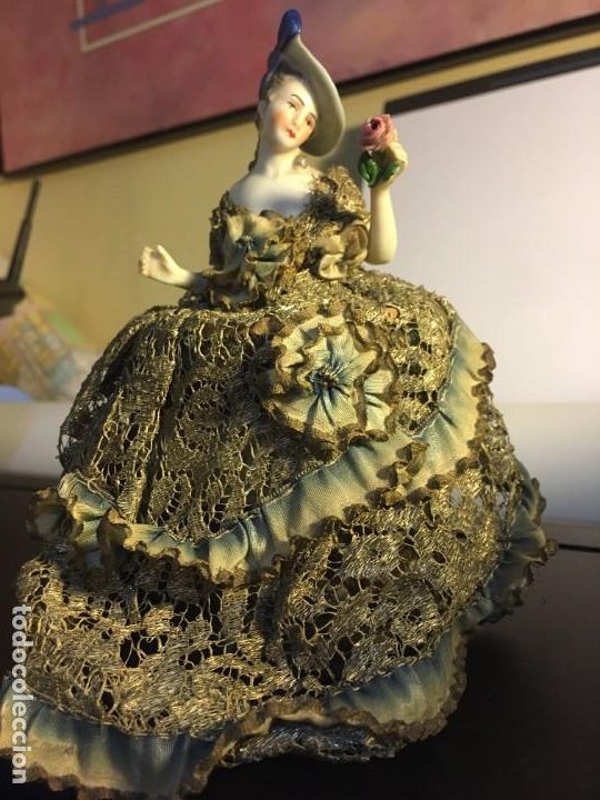Antiquit&auml;ten: Ideal para regalo, Busto mu&ntilde;eca de porcelana Art Dec&oacute;. Impresionante traje todo tela