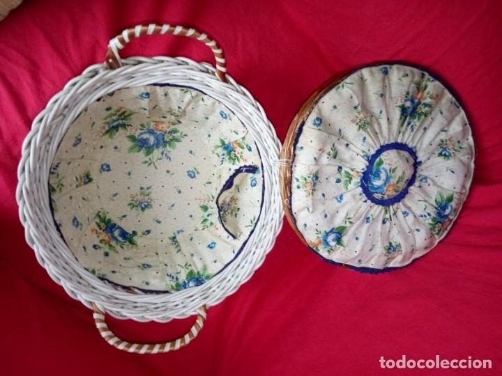 Antig&uuml;edades: Costurero de mimbre con interior de tela estampada - Foto 3