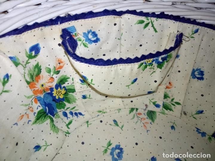 Antig&uuml;edades: Costurero de mimbre con interior de tela estampada - Foto 4