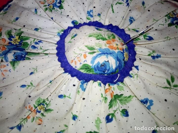 Antig&uuml;edades: Costurero de mimbre con interior de tela estampada - Foto 5