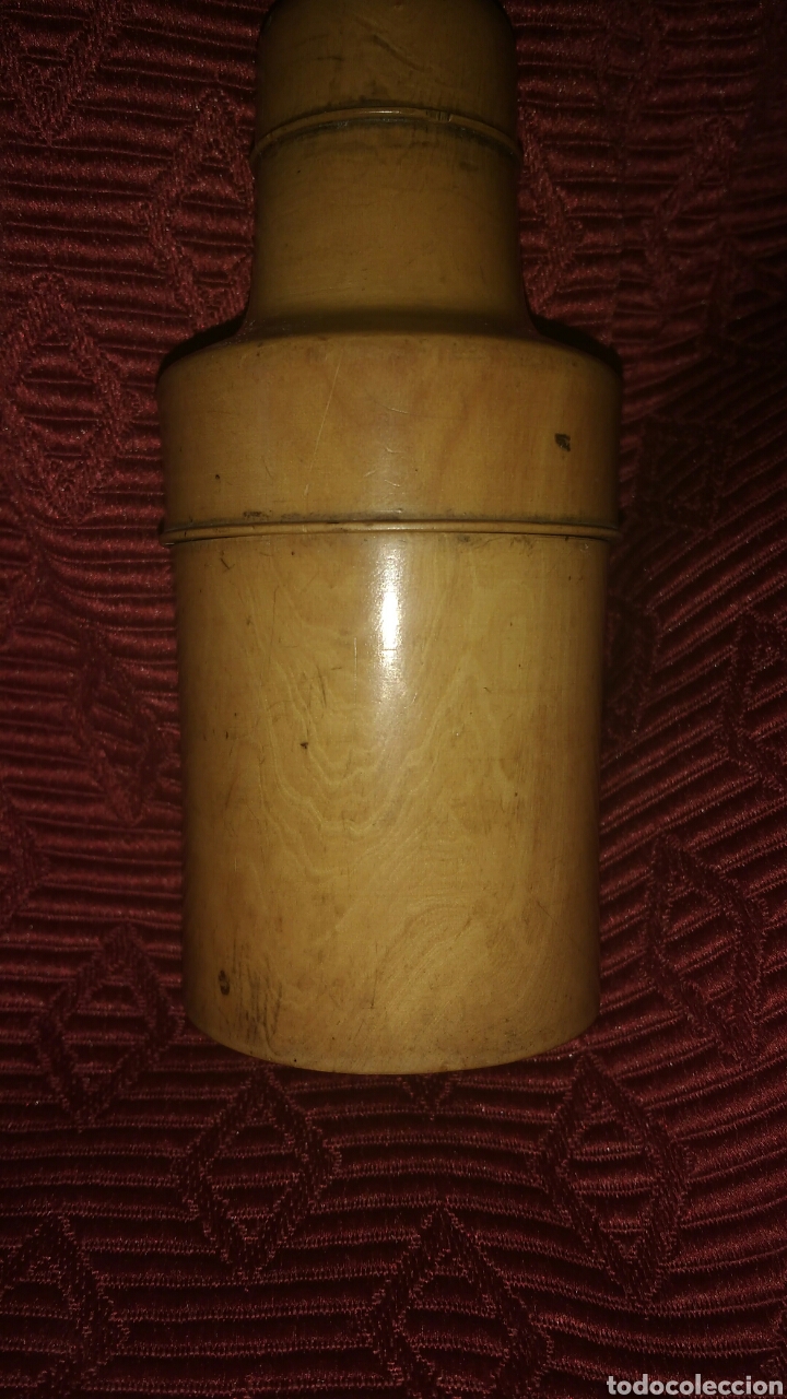 Antig&uuml;edades: Bonita caja filipina para contener botella de cristal, en madera de Hait&iacute;. Siglo XIX. Medida 11,5cm.