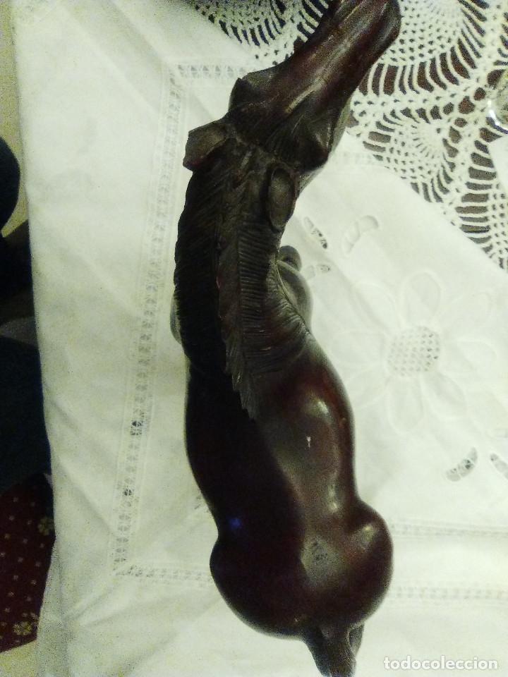 Antig&uuml;edades: FIGURA DE CABALLO DE MADERA, REPARADA - Foto 6