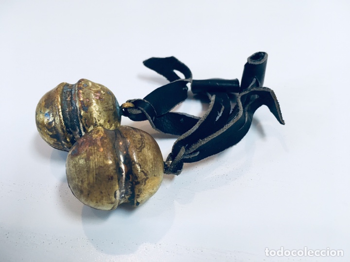 Antig&uuml;edades: Pareja de cascabeles de cetreria - Foto 3