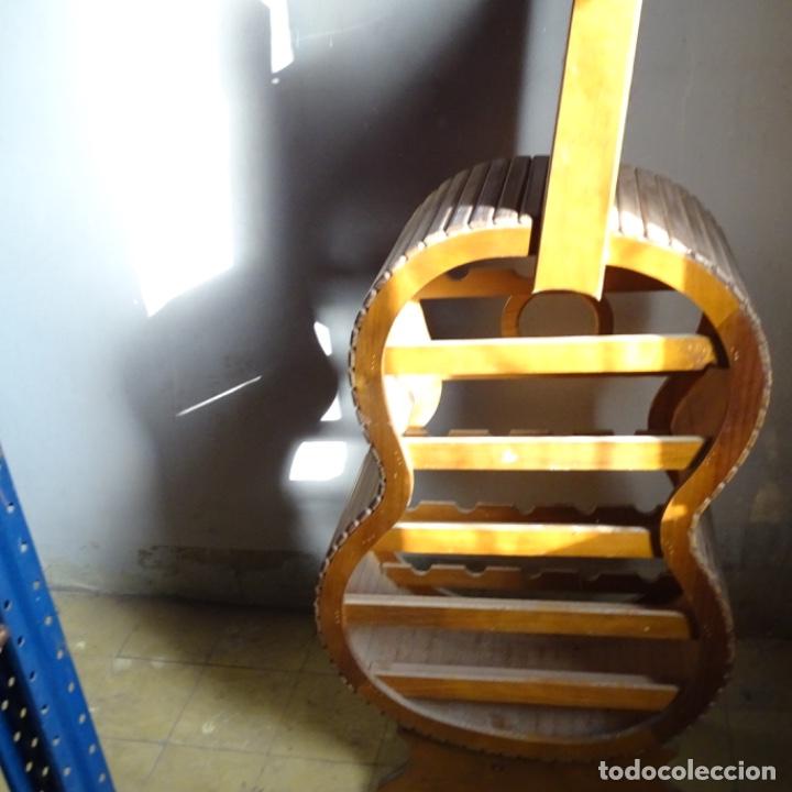 Antig&uuml;edades: Botellero de madera en forma de guitarra. - Foto 2