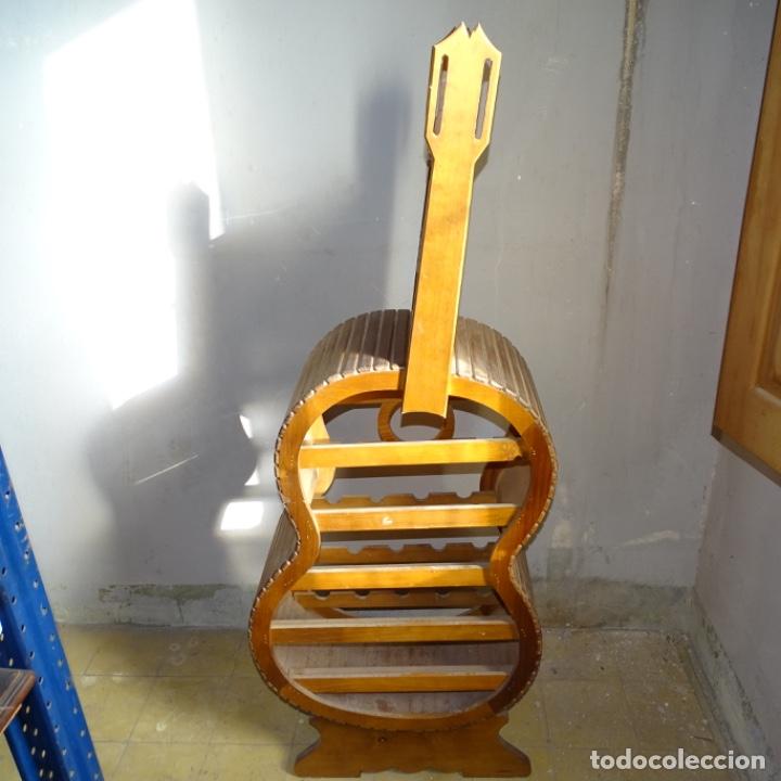 Antig&uuml;edades: Botellero de madera en forma de guitarra. - Foto 3