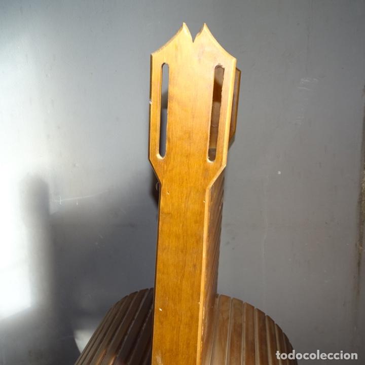 Antig&uuml;edades: Botellero de madera en forma de guitarra. - Foto 4