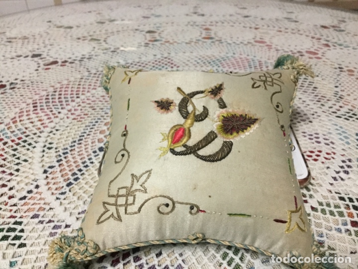 Oggetti Antichi: PRECIOSO ALFILETERO BORDADO Y BORLAS