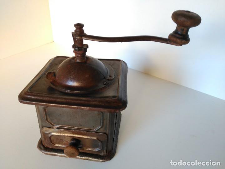 Antiquit&eacute;s: Antiguo molinillo de caf&eacute; en metal