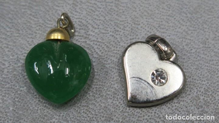 Antig&uuml;edades: PAREJA DE COLGANTES EN FORMA DE CORAZON - Foto 1