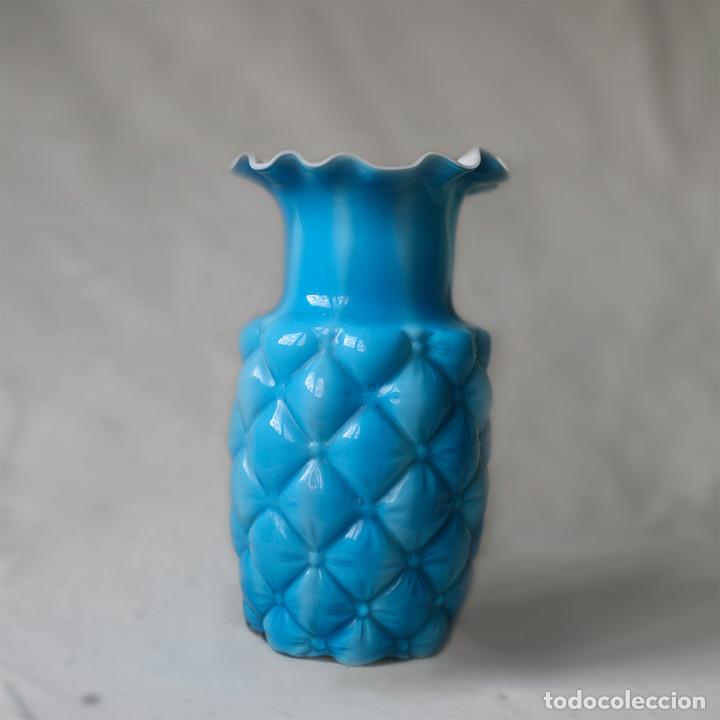 Antig&uuml;edades: Jarr&oacute;n de opalina azul vintage con forma de pi&ntilde;a - Foto 1