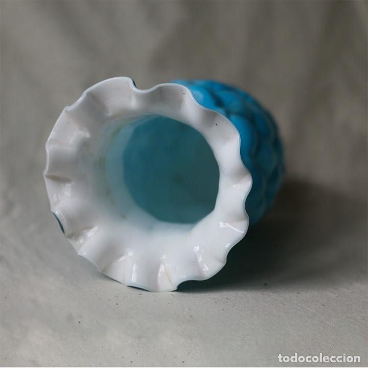 Antig&uuml;edades: Jarr&oacute;n de opalina azul vintage con forma de pi&ntilde;a - Foto 2