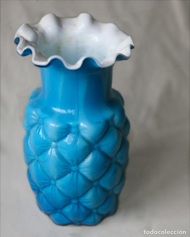Antig&uuml;edades: Jarr&oacute;n de opalina azul vintage con forma de pi&ntilde;a - Foto 3