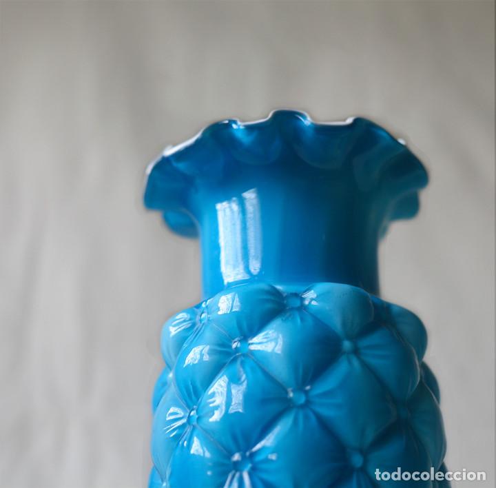 Antig&uuml;edades: Jarr&oacute;n de opalina azul vintage con forma de pi&ntilde;a - Foto 4