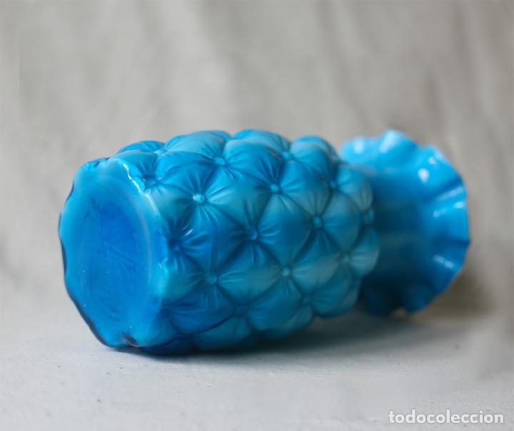 Antig&uuml;edades: Jarr&oacute;n de opalina azul vintage con forma de pi&ntilde;a - Foto 5