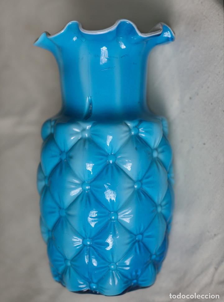 Antig&uuml;edades: Jarr&oacute;n de opalina azul vintage con forma de pi&ntilde;a - Foto 6