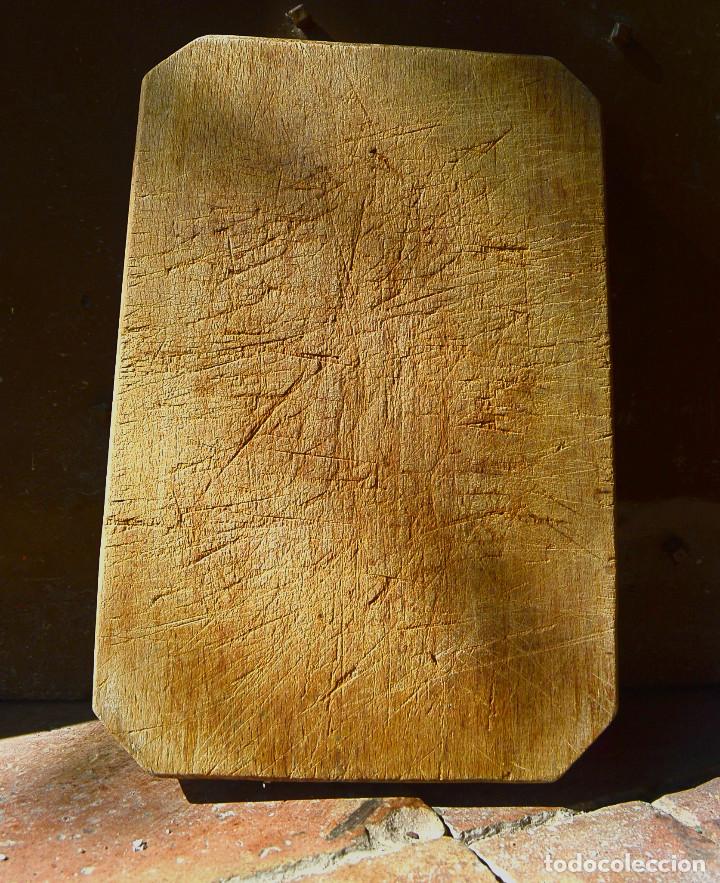 Antiquit&eacute;s: Tabla de madera para cortar, con huellas del tiempo.