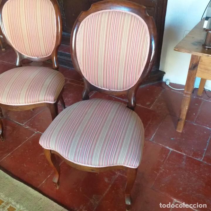 Antig&uuml;edades: Conjunto de 4 sillas isabelinas de nogal . - Foto 2