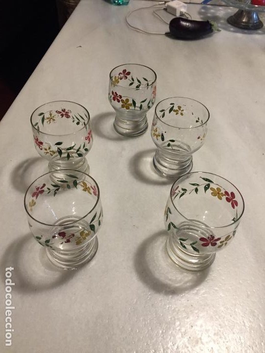 elegante juego de cinco vasos en cristal. - Acquista Altri oggetti antichi  in cristallo e vetro su todocoleccion