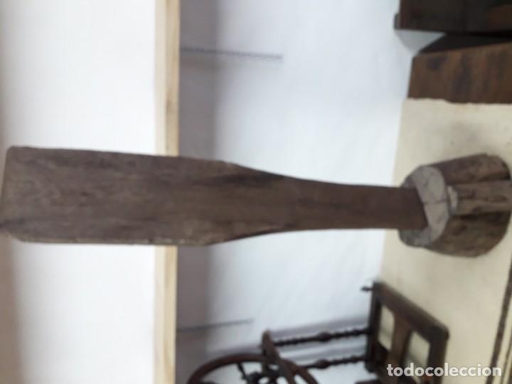 Antiquit&eacute;s: Utensilio de encina para majar el lino