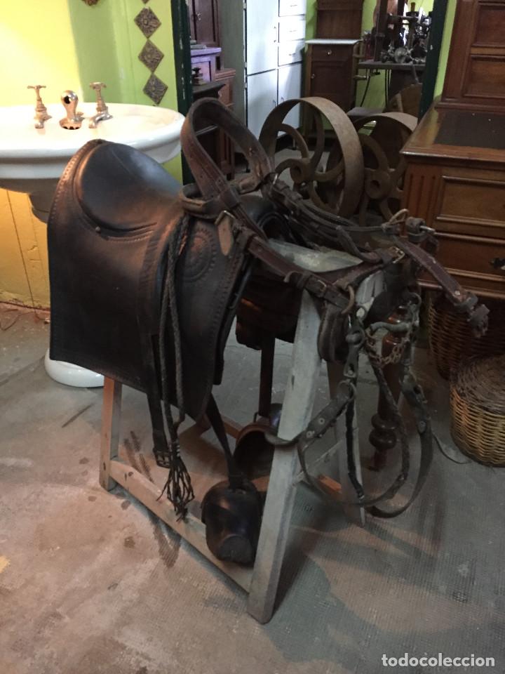 Antig&uuml;edades: Silla de montar con bocado completa - Foto 1