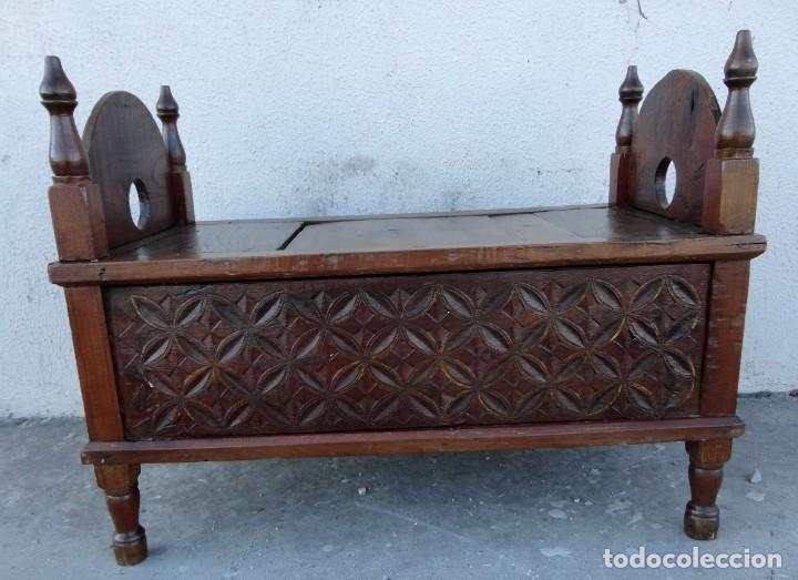 Antig&uuml;edades: Arcon, baul asiento, tallado estilo colonial - Foto 1