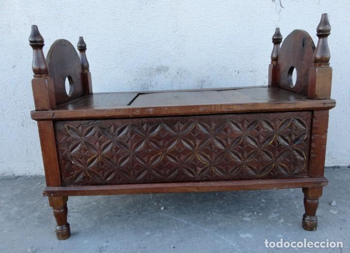 Antig&uuml;edades: Arcon, baul asiento, tallado estilo colonial - Foto 2
