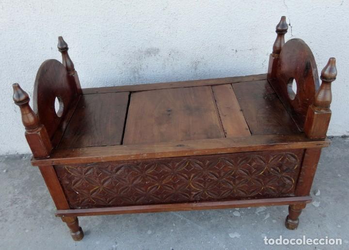 Antig&uuml;edades: Arcon, baul asiento, tallado estilo colonial - Foto 3