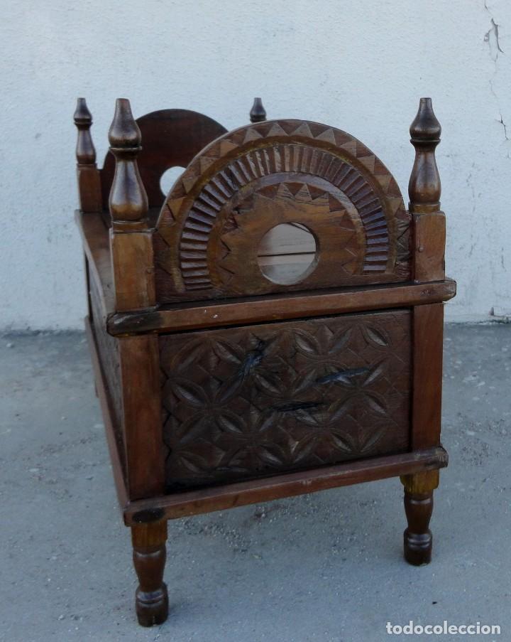 Antig&uuml;edades: Arcon, baul asiento, tallado estilo colonial - Foto 4