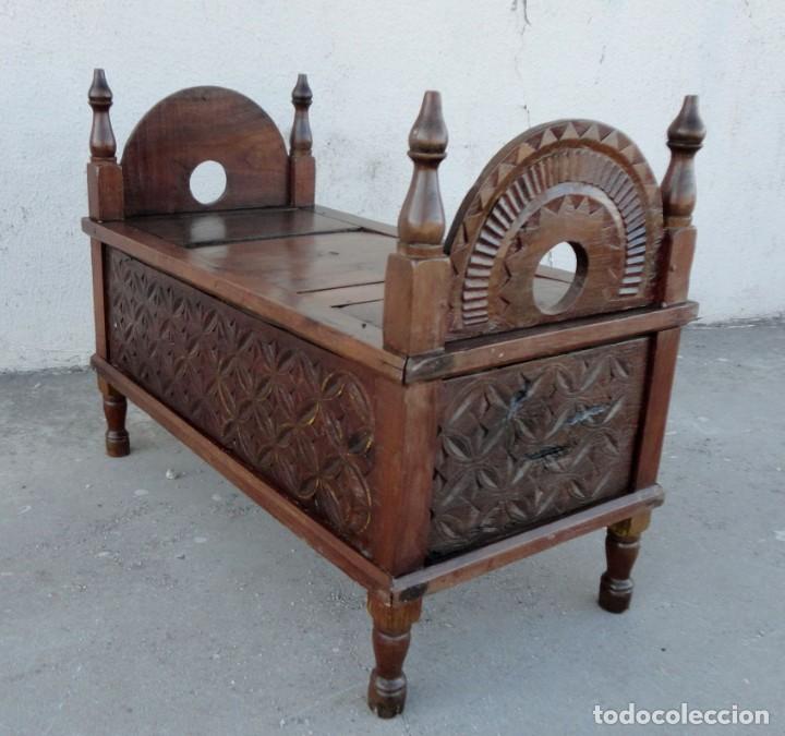 Antig&uuml;edades: Arcon, baul asiento, tallado estilo colonial - Foto 5