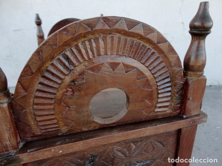 Antig&uuml;edades: Arcon, baul asiento, tallado estilo colonial - Foto 6
