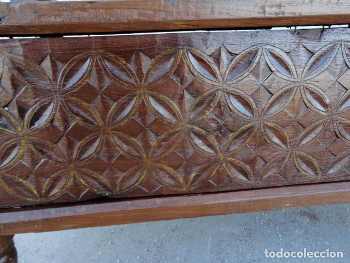 Antig&uuml;edades: Arcon, baul asiento, tallado estilo colonial - Foto 9