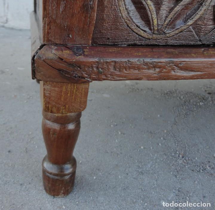 Antig&uuml;edades: Arcon, baul asiento, tallado estilo colonial - Foto 10