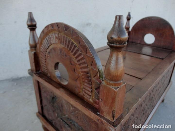 Antig&uuml;edades: Arcon, baul asiento, tallado estilo colonial - Foto 11