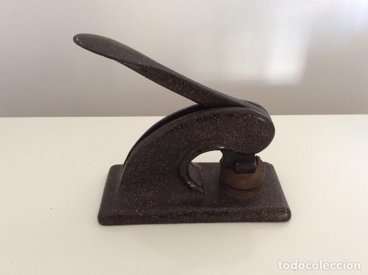 Antig&uuml;edades: PRENSA SELLO EN SECO. INGLES. LEWIS COATES & LUCAS