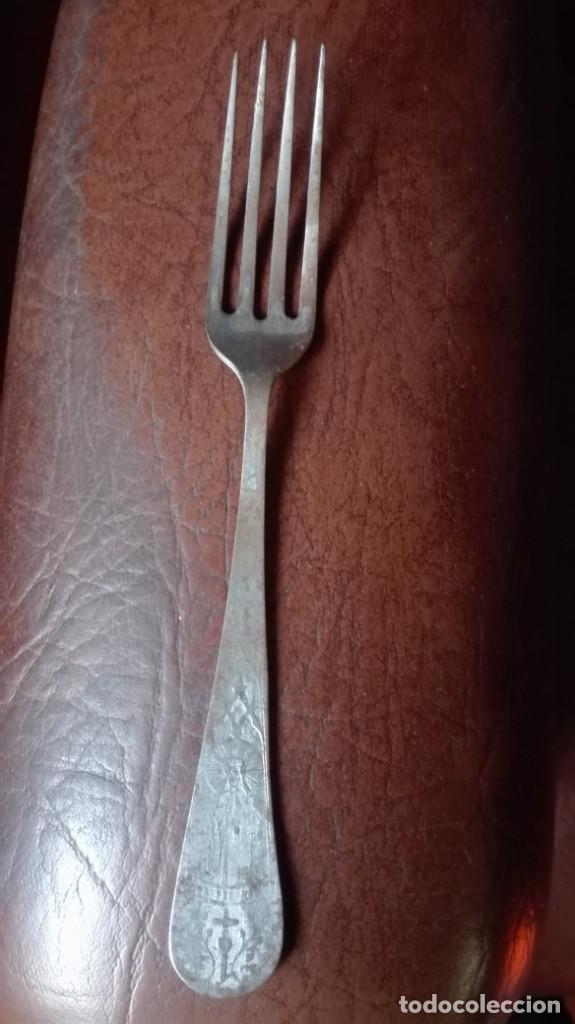 Antiguidades: Tenedor antiguo y en el mango por los dos lados Virgen del Carmen