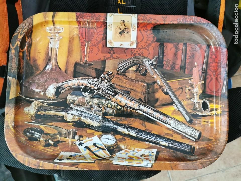 Antig&uuml;edades: Antigua bandeja de metal en perfectas condiciones