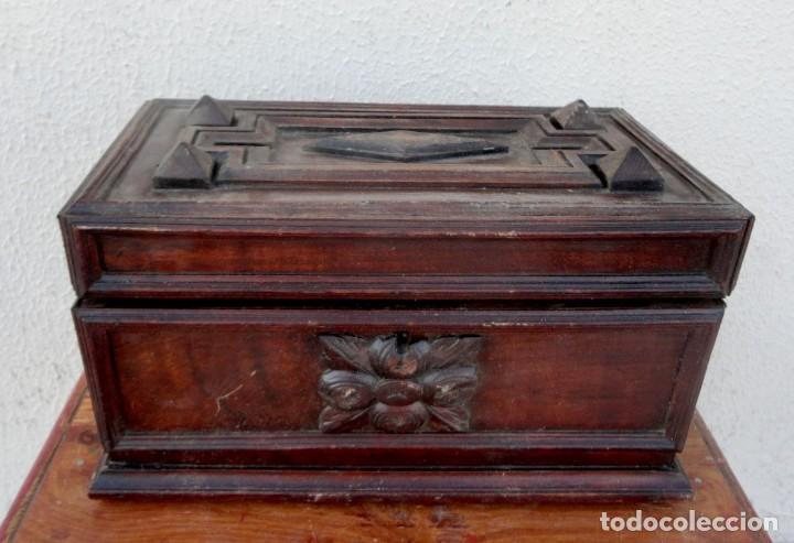 Antig&uuml;edades: Caja Antigua con multiples molduras y tallas - Foto 1