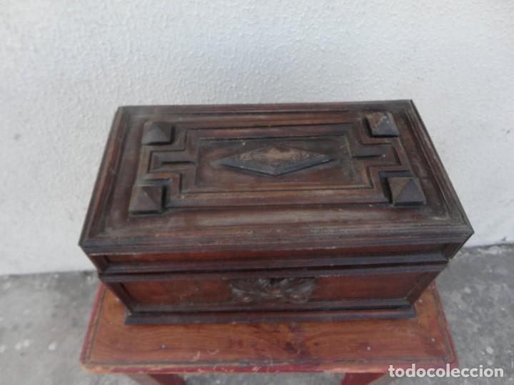 Antig&uuml;edades: Caja Antigua con multiples molduras y tallas - Foto 2