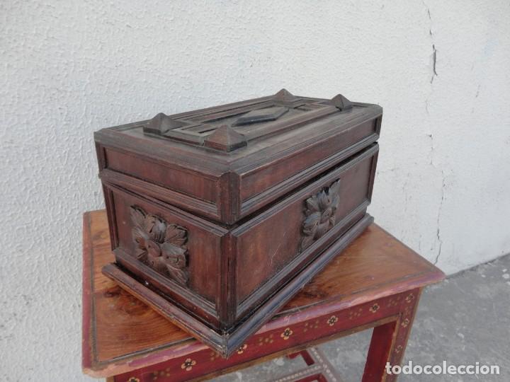 Antig&uuml;edades: Caja Antigua con multiples molduras y tallas - Foto 3