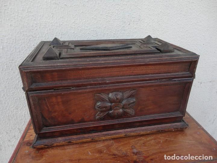 Antig&uuml;edades: Caja Antigua con multiples molduras y tallas - Foto 4