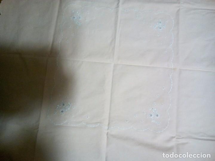 Antig&uuml;edades: * MANTEL DE CREP BORDADO A MANO (Rf: 287/c) - Foto 3