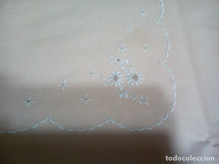 Antig&uuml;edades: * MANTEL DE CREP BORDADO A MANO (Rf: 287/c) - Foto 4