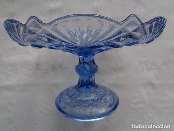 Oggetti Antichi: VIEJO FRUTERO DE VIDRIO AZULADO. 23 X 15 Cm.