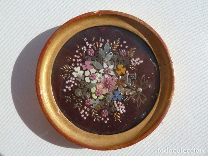 Antiques: CURIOSO MINI CUADRO ANTIGUO MOTIVO FLORAL. INCRUSTACIONES DE NACAR, METAL O SIMILAR 8,80 CM