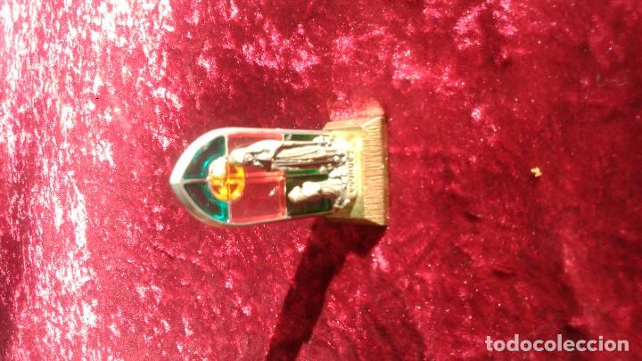 Antig&uuml;edades: Devotisima miniatura de la virgen de Lourdes montada sobre cristales de colores de unos cuatro
