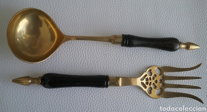 Antig&uuml;edades: Set CUBIERTOS servir en metal dorado y mango de madera.