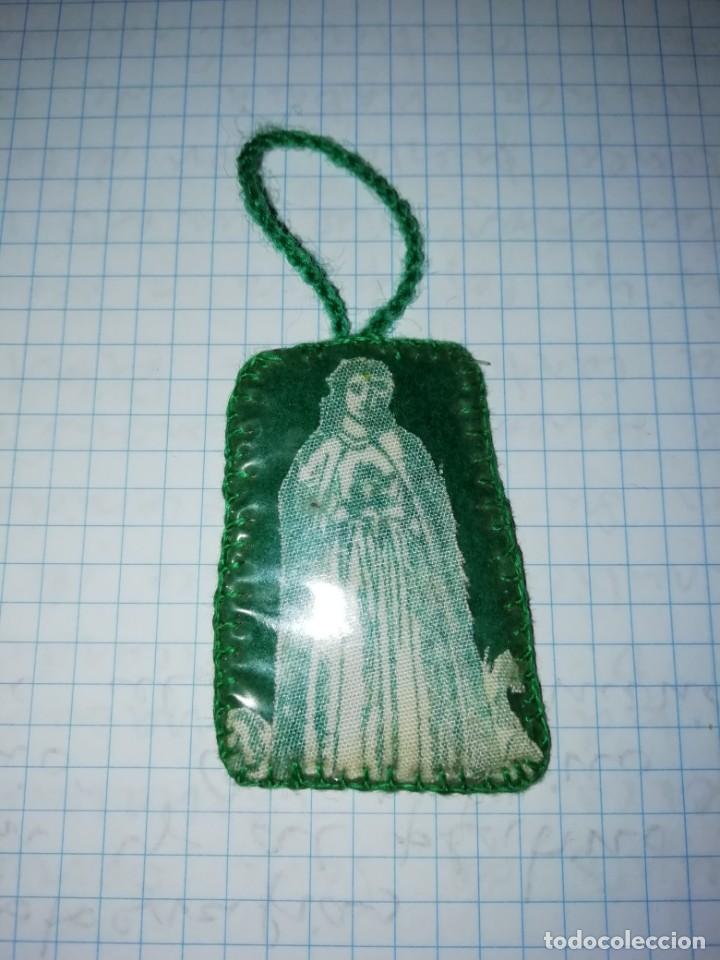 Antig&uuml;edades: Escapulario figuras de tela dentro de plastico - Foto 1