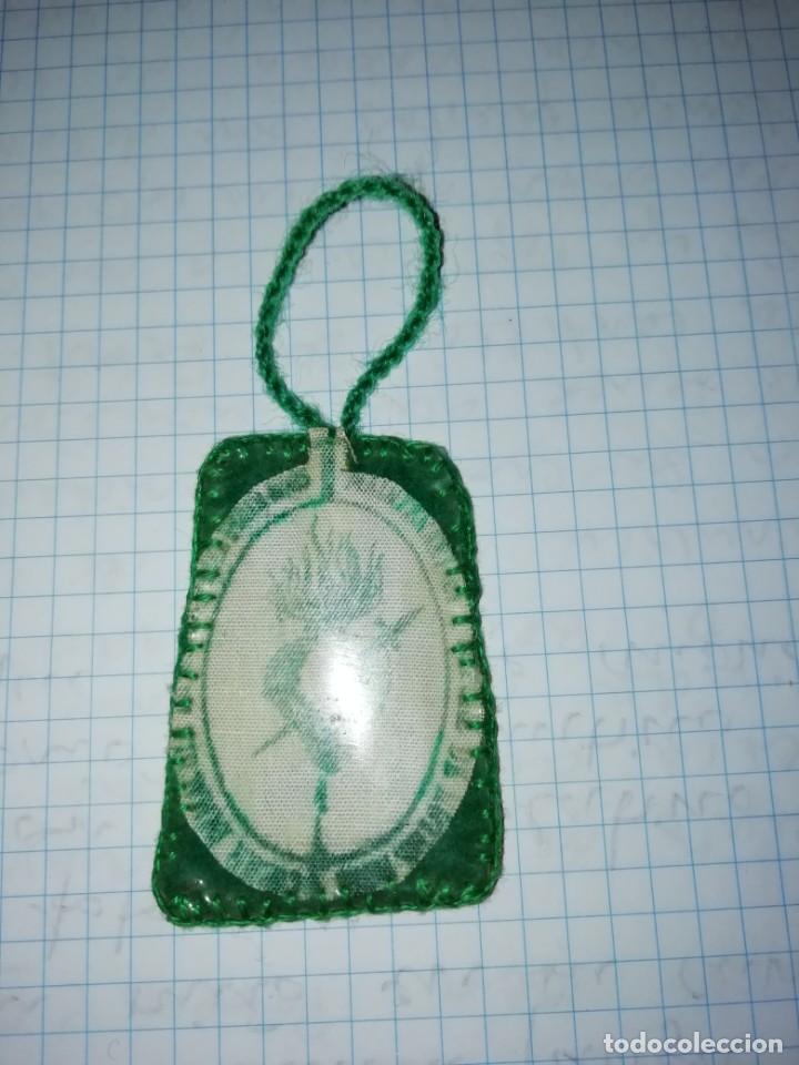Antig&uuml;edades: Escapulario figuras de tela dentro de plastico - Foto 2