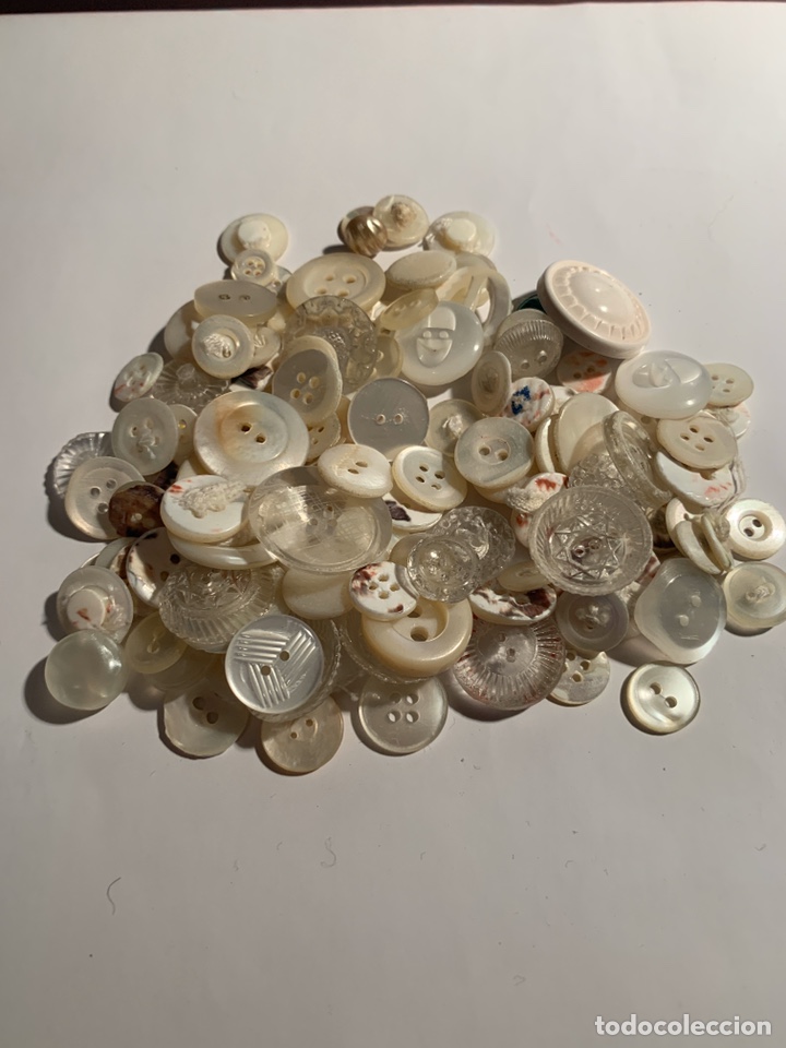 Antig&uuml;edades: Lote de botones parecen de n&aacute;car - Foto 2