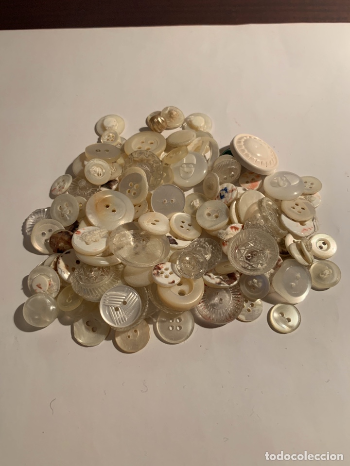 Antig&uuml;edades: Lote de botones parecen de n&aacute;car - Foto 1